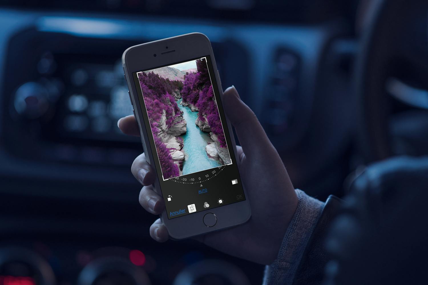 En person arbejder med Apple Fotos på sin iPhone